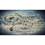 „VERDESSA boho stílusú, khaki árnyalatú igazgyöngyös ékszer közelről”