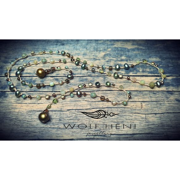 „VERDESSA boho stílusú, khaki árnyalatú igazgyöngyös ékszer közelről”