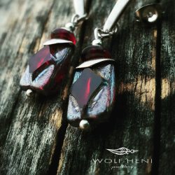 Őszi színű kézműves fülbevaló narancs, vörös és lila gyöngyökkel